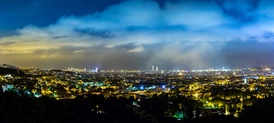 Fototapeta premium Barcelona w letnią noc