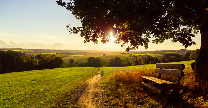 Fototapeta Wunderbare Ausblick mit Bank, Wanderweg