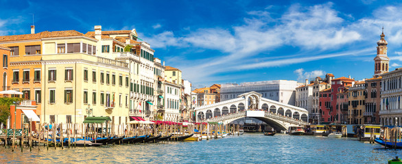 Gondel an der Rialtobrücke in Venedig