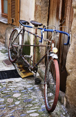 Fototapeta na wymiar Old bicycle on a medieval street