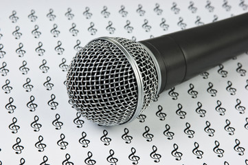 microphone on background of the treble clef