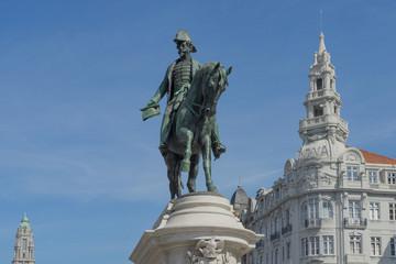 Fototapeta na wymiar Reiterdenkmal auf dem Platz der Freiheit in Porto mit historischen Gebäuden im Hintergrund