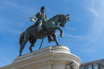 Obraz premium Reiterdenkmal auf dem Platz der Freiheit in Porto