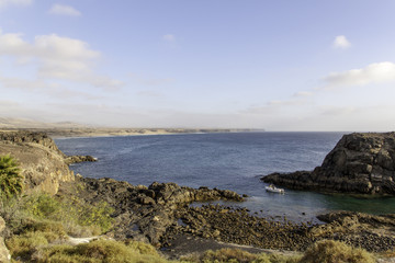 Boot verlässt Hafen in der Bucht von El Cotillo, Fuerteventura,