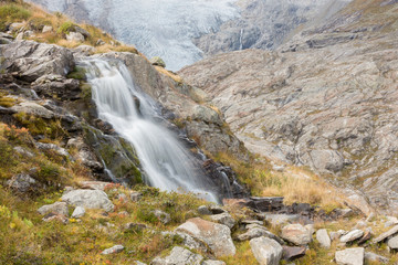 Wildbach im Herbst mit Gletscher im Hintergrund