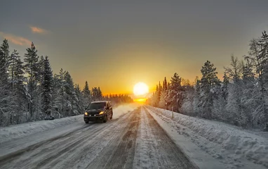 Crédence de cuisine en verre imprimé Hiver Polar Night Sunset over road in Finland