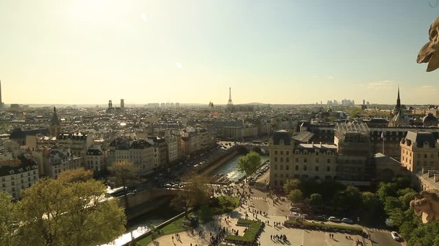 vue panoramique de Paris depuis Notre Dame ,traveling de gargouille à la vue de tour Eiffel