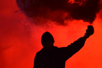Manifestación y bote de humo