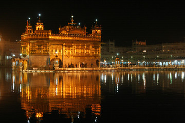 Fototapeta na wymiar Golden Temple at night