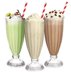 Photo sur Plexiglas Milk-shake Verres avec de délicieux milk-shakes sur fond blanc.