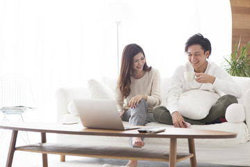 The couple are talking happily in the living room