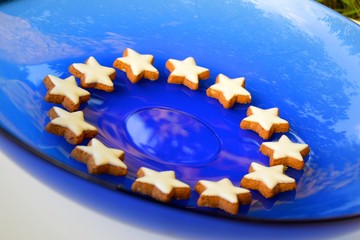 12 Sterne im Kreis auf blauem Grund