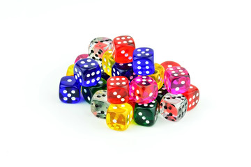 Bunte Spielwürfel vor weißem Hintergrund