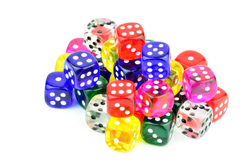 Bunte Spielwürfel vor weißem Hintergrund