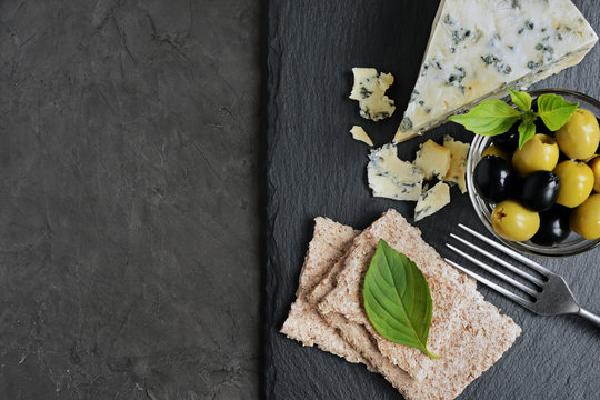 Blue cheese with olives, basil and crispbread