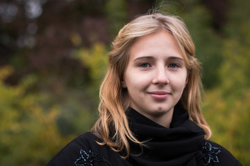 Naklejka premium Nice girl outdoor in an autumn day