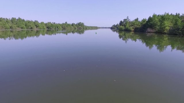 survol par drone d'une rivi&egrave;re au ras de l'eau