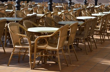Tische und Stühle auf der Terrasse