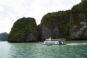 Fototapeta na wymiar Small boat tour of the islands in thailand