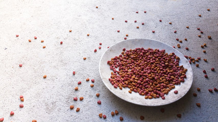 Dog food scattered disrupted The drop in full-floor