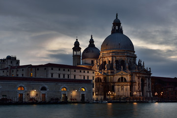 Naklejka na ściany i meble Canal Grande mit Santa Maria della Salute bei Nacht | Venedig