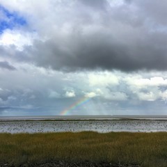 Regenbogen am Horizont an der Nordsee