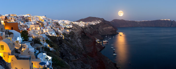 Oia, Santorin, après le coucher du soleil avec une pleine lune