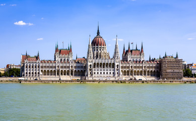 Fototapeta na wymiar famous Hungarian parliament in Budapest