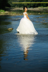 Fototapeta na wymiar pretty bride in water