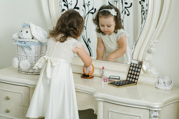 Fototapeta na wymiar Adorable little girl in front of the mirror