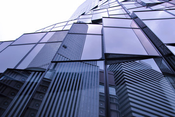 Fototapeta na wymiar Windows Blue and mirrors in a modern office building