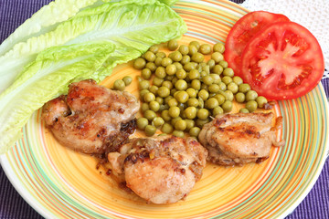 Grilled chicken fillet with green peas, sliced fresh tomato and lettuce leaf