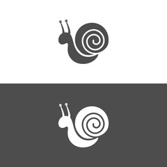 Icono de un caracol sobre fondos blanco y negro © imaagio.stock
