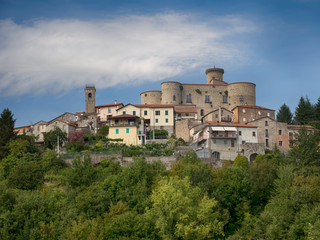 Fototapeta na wymiar Bastia village with well preserved castle, Lunigiana, Italy.