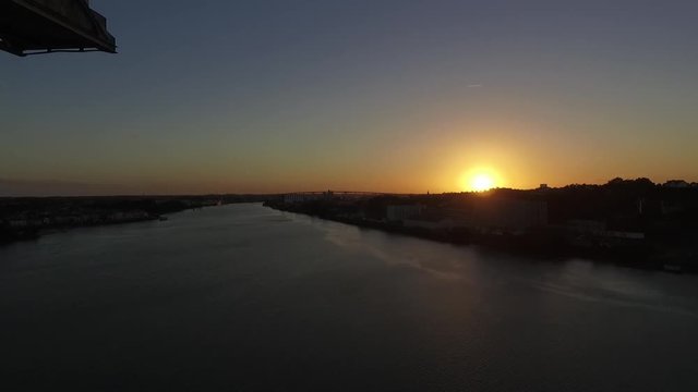 vol drone &agrave; cot&eacute; d'une grue de chargement portuaire