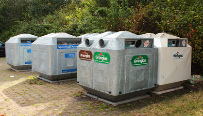 Container für Altglas, Pappe, Papier und Kartonage