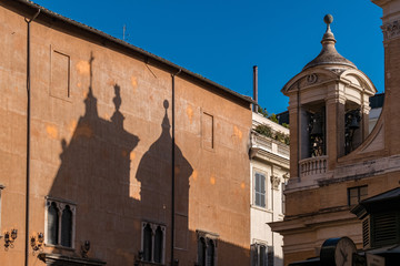 Architektur wirft ihre Schatten