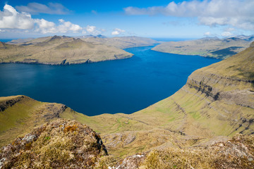 Obraz premium Berglandschaft an einem Sommertag auf den Färöern