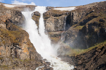 Wasserfall in Island mit einem Regenbogen