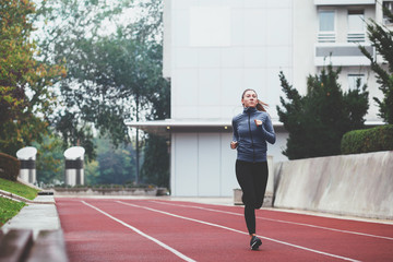 Obraz premium Young woman jogging on a cold day