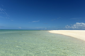 沖縄　久米島　空の青と浜辺の白が眩しいはての浜