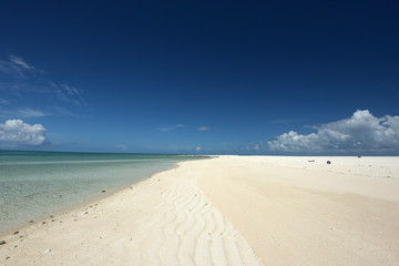 沖縄　久米島　空の青と浜辺の白が眩しいはての浜