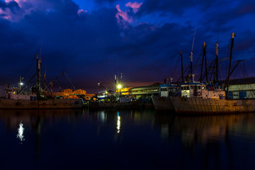 Fototapeta na wymiar Nachts im Hafen von Cienfuegos