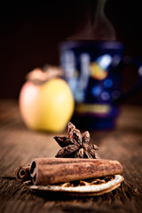 Weihnachtliches Stillleben in ländlichem Stil