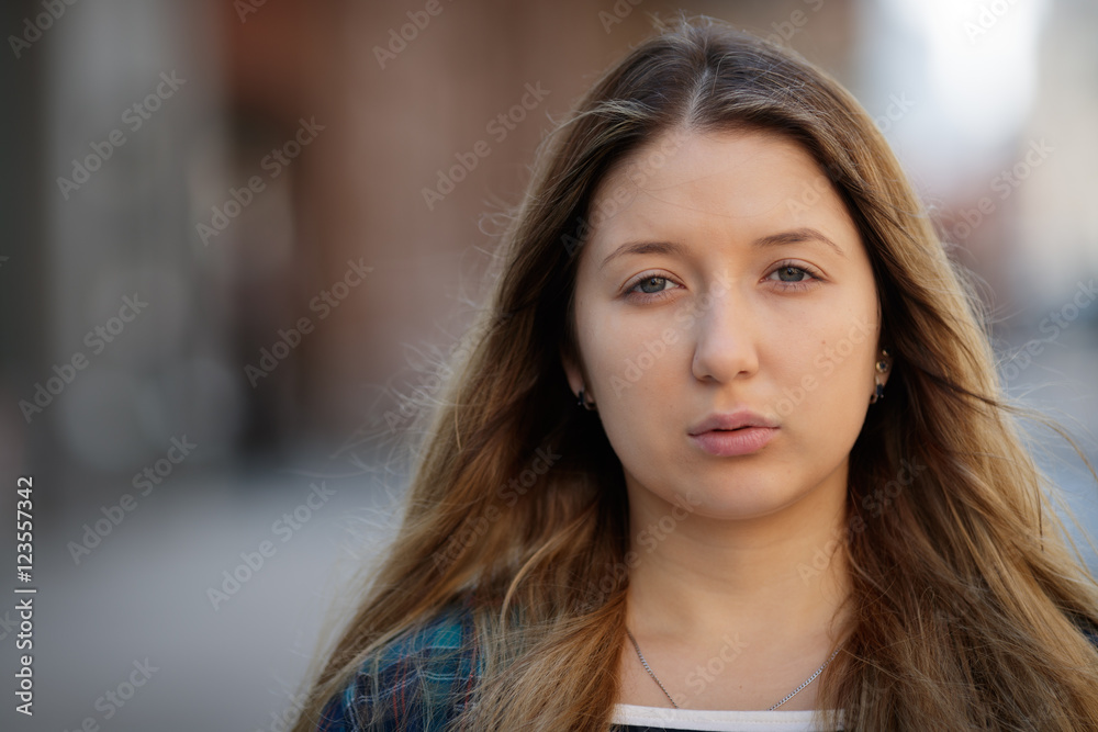 Poster Young woman in city sad face