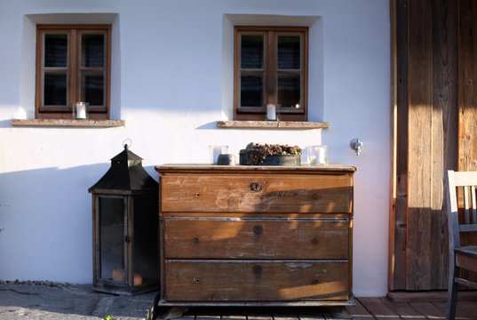 Kommode und  Bauernhof 