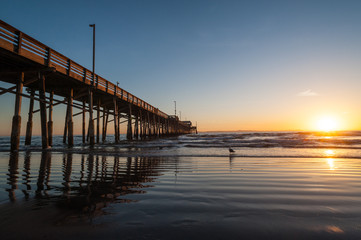 Fototapeta premium Dramatyczny zachód słońca na molo w Newport Beach w hrabstwie Orange w Kalifornii