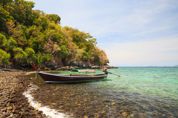 Obraz na płótnie Canvas Longtail boat and beautiful beach