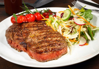 Rumpsteak medium mit Salat und Grilltomaten