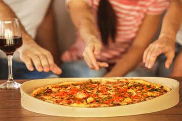 Obraz na płótnie Canvas Group of friends eating pizza